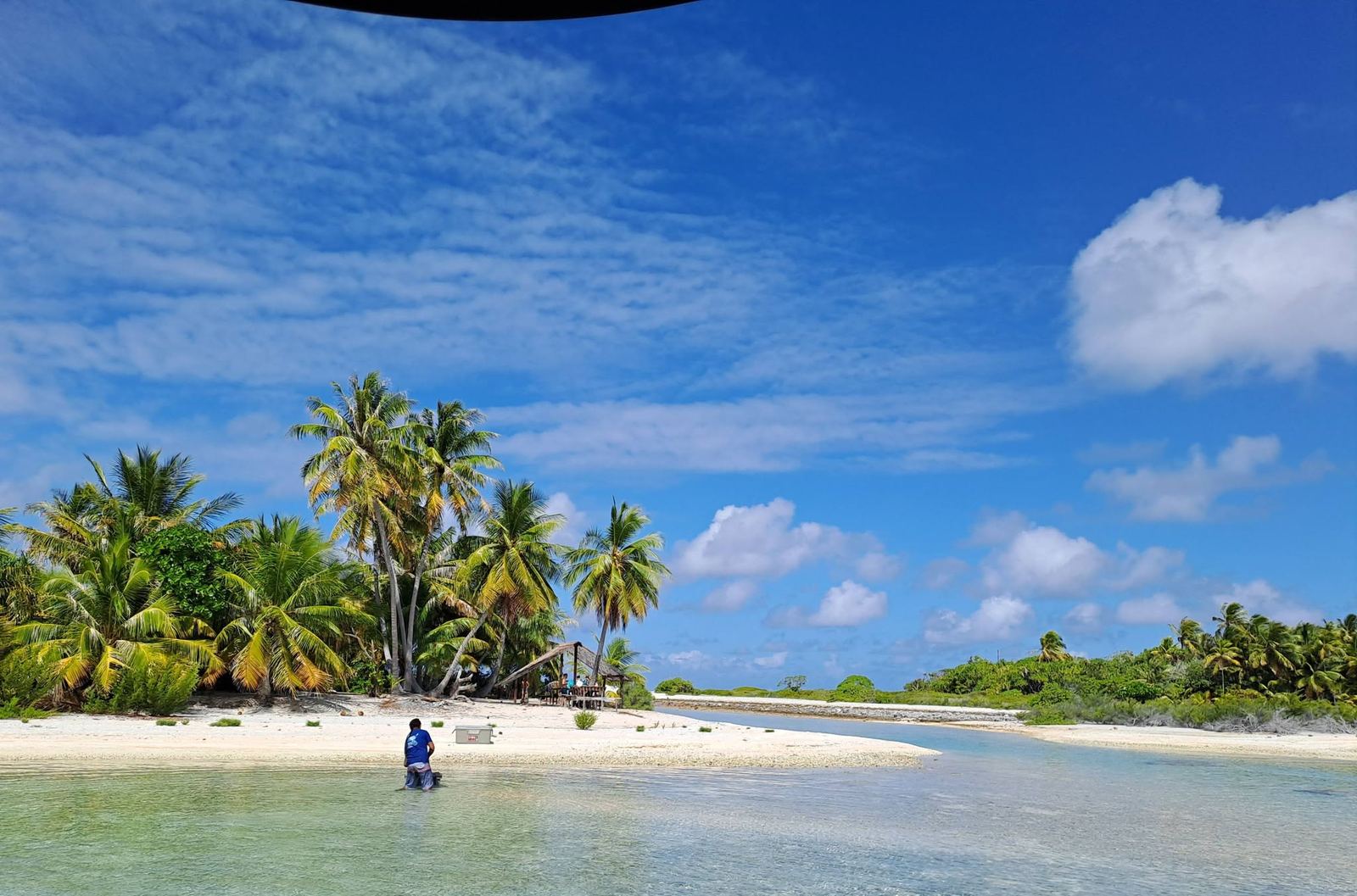 Un motu de l'atoll de Manihi : cocotiers, sable blanc et lagon turquoise.